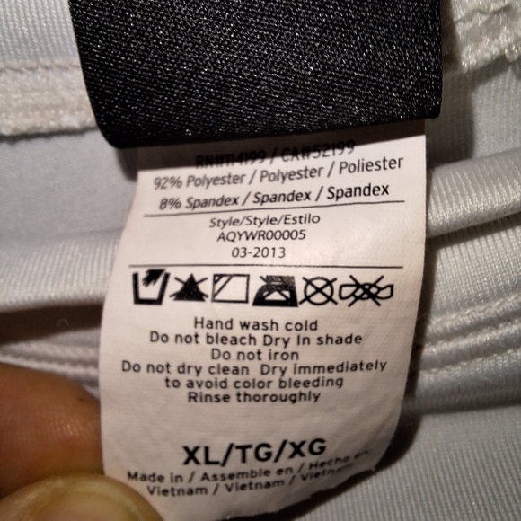 A Quicksilver long sleeve t-shirt in a men's XL. It's pre-loved in great shape - Picture 5 of 5